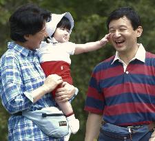 (CAPTION CORRECTED) (2)Crown prince, family on holiday